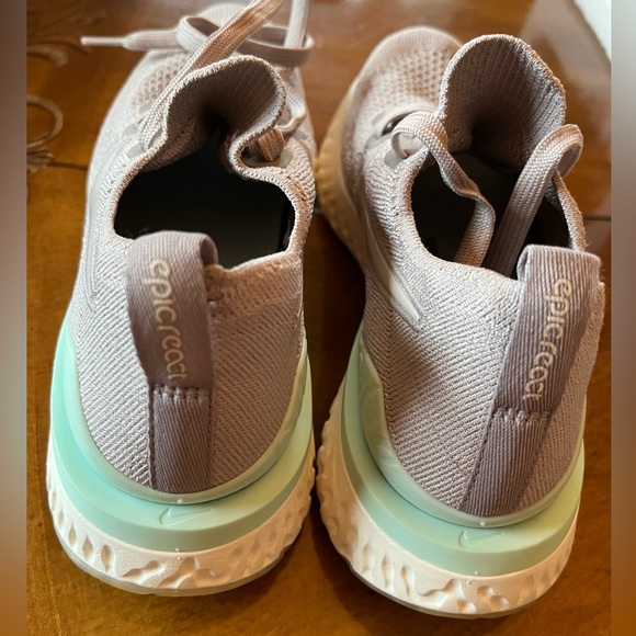 Women’s Nike Epic React Flyknit 2 teal/mint running shoe. Size 7 - Picture 5 of 8